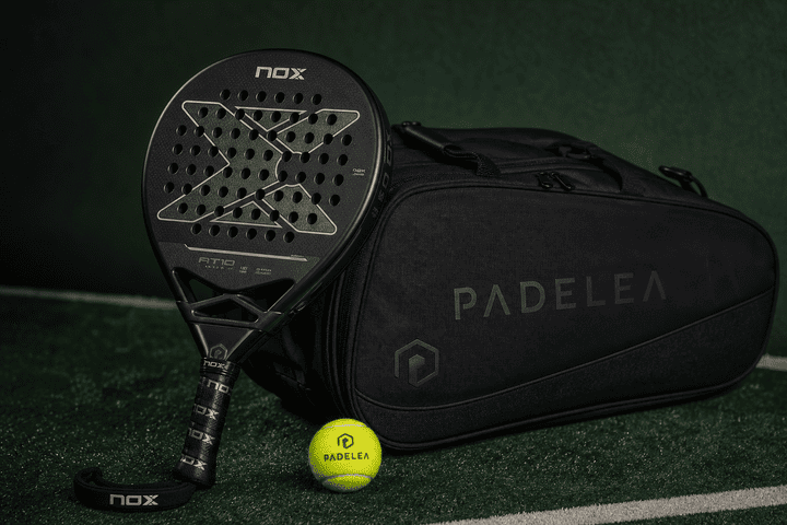 Pala de pádel y equipamiento sobre pista